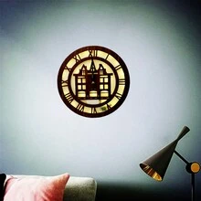 1入組30*30cm木質復古時鐘燈具,帶有led燈光效果,羅馬數字時鐘帶自粘鉤,採用光控+聲控晶片進行燈光控制,別墅閣樓結構造型,經過雷射雕刻的鐘面帶uv色調的復古木紋,適用於家居牆壁裝飾,採用機械時鐘運動,當天黑時且檢測到聲音時燈光會自動點亮,並於50秒後自動關閉,節能；時鐘運動使用1pc Aa電池,燈光電源使用2pc Aaa電池（不含電池）。 - 紅木色 - 查看 6