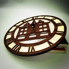 1入組30*30cm木質復古時鐘燈具,帶有led燈光效果,羅馬數字時鐘帶自粘鉤,採用光控+聲控晶片進行燈光控制,別墅閣樓結構造型,經過雷射雕刻的鐘面帶uv色調的復古木紋,適用於家居牆壁裝飾,採用機械時鐘運動,當天黑時且檢測到聲音時燈光會自動點亮,並於50秒後自動關閉,節能；時鐘運動使用1pc Aa電池,燈光電源使用2pc Aaa電池（不含電池）。 - 紅木色 - 查看 3