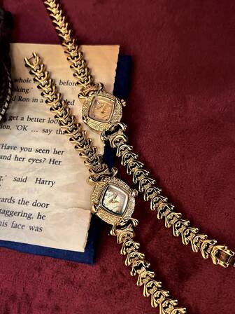 1 件女士金色复古风格优雅小众高端时尚轻奢爆款高端酒桶形表盘石英表，适合日常装饰和尊贵聚会等场合佩戴。