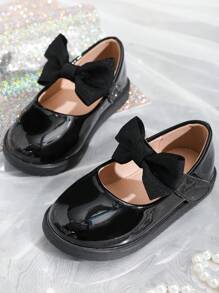 1pair Baby Girls' Mirror Fabric Ankle Strap Flat Shoes With Flower Decoration - Black - View 1