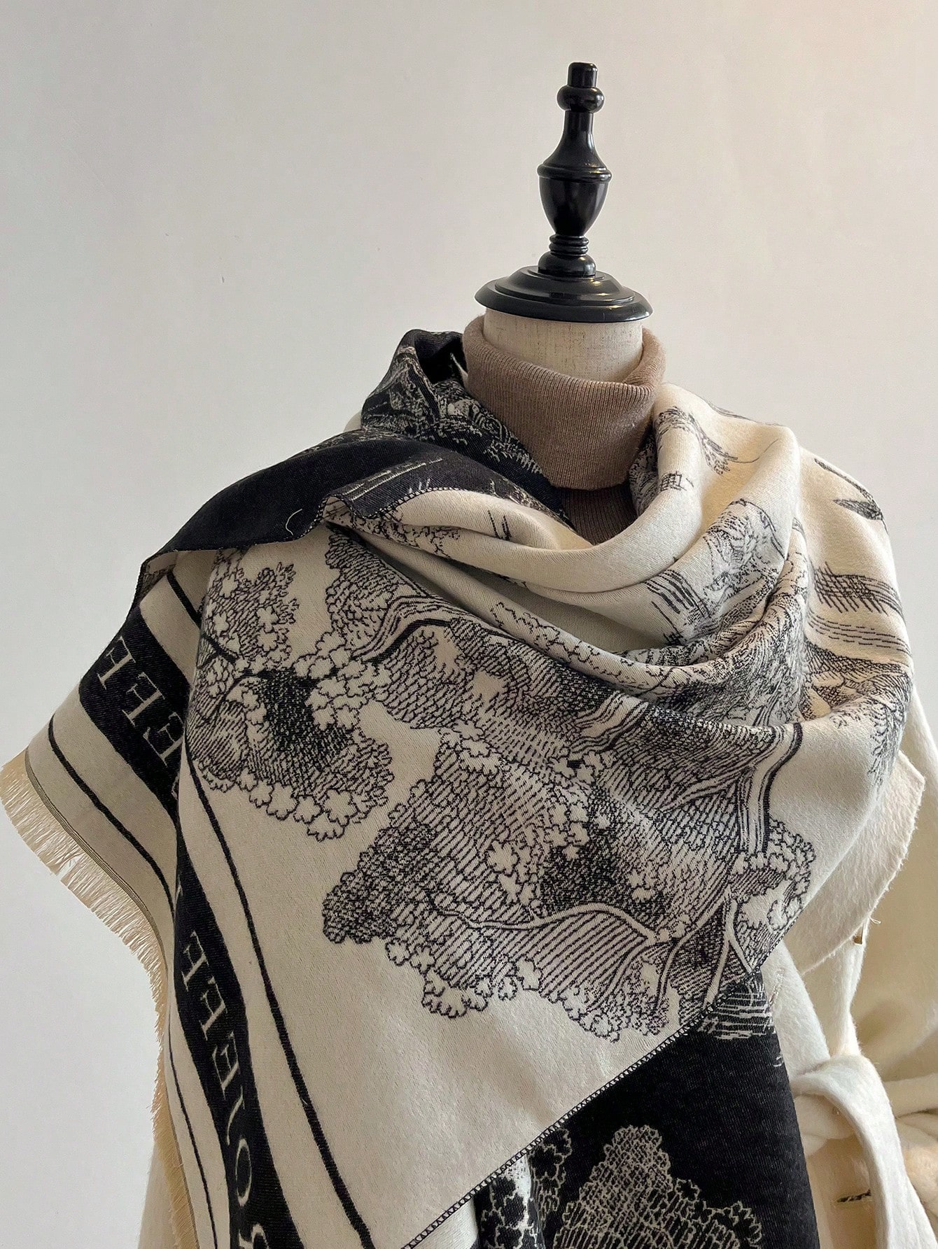 وشاح شال نسائي دافئ من جاكارد بطبعة زهور بالأبيض و...