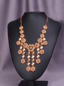 婚禮用婚禮珠寶套裝,包括花朵項鍊、耳環、手鍊、戒指,均採用復古中空設計,金色