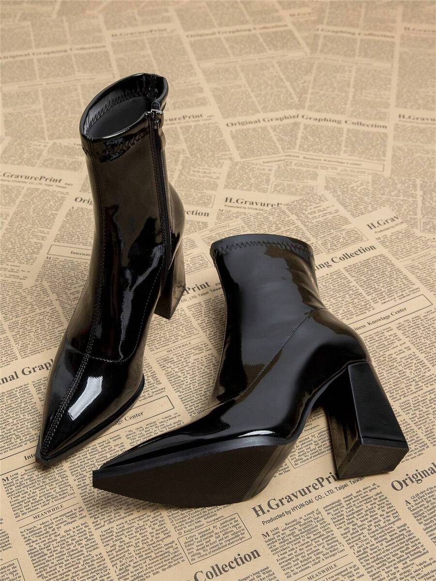 Nuevas botas cortas elegantes color negro para mujer, temporada otoño/invierno 2025. Botas de tobillo con punta puntiaguda y tacón grueso, ideales para el otoño