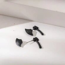 1對哥德風格3d斧頭造型耳針 - 黑色 - 查看 3