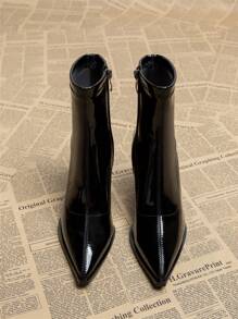 Nuevas botas cortas elegantes color negro para mujer, temporada otoño/invierno 2025. Botas de tobillo con punta puntiaguda y tacón grueso, ideales para el otoño