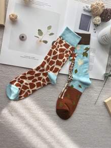 1双欧美风格熊猫长颈鹿图案撞色不对称A&B袜，创意个性男士款，中筒长度 - 棕色 - 查看 2