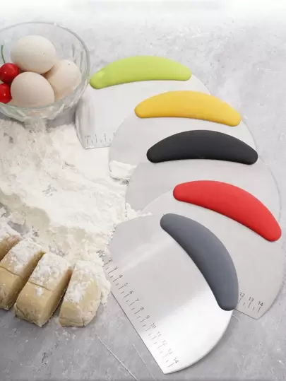 1入不鏽鋼糕點切割器,實用的黃/紅/綠色隨機麵包麵團和糖霜切割器,帶刻度,抗菌烘焙刮刀,適用於烘焙製品。