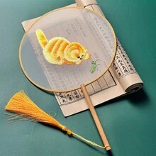 1支刺繡宮廷扇,中式蓮花圖案圓扇,雙面刺繡,對稱圖案,扇面寬約21cm,扇柄長約15cm,適用於服裝搭配、攝影道具、家居裝飾、派對和聚會用品 - 彩色 - 查看 2