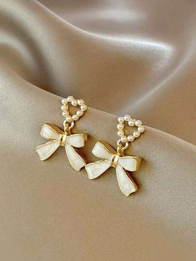 1 对仿珍珠蝴蝶结耳钉，甜美温柔，优雅时尚，适合新年、情人节和日常佩戴情人节、妈妈、母亲、母亲节、礼物