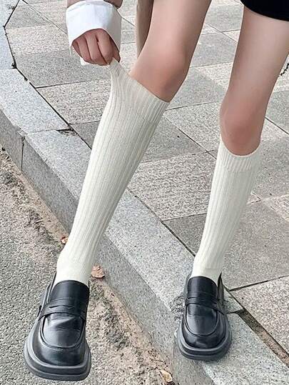 Vita randiga tjocka knähöga strumpor, moderiktiga och smala, lämpliga för dagligt bruk, mysiga strumpor