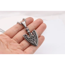 1個時尚盾牌和劍設計的男性鈦鋼墜子項鍊