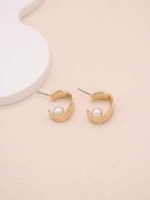 1對簡單時尚打擊金屬C設計人造珍珠耳環，適合女性日常和節日穿著 - 金色 - 查看 2