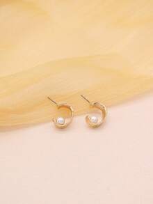 1對簡單時尚打擊金屬C設計人造珍珠耳環，適合女性日常和節日穿著 - 金色 - 查看 1