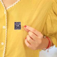 我不是完美的,但我是限量版胸針,采用搪瓷和金屬材料,創意有趣的禮物配件,適用於帽子和珠寶 - 黑與白 - 查看 6