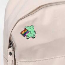 青蛙貓與 Lgbt 驕傲旗幟琺瑯別針彩虹胸針珠寶翻領別針配件背包 - 軍綠色 - 查看 4
