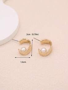 1對簡單時尚打擊金屬C設計人造珍珠耳環，適合女性日常和節日穿著 - 金色 - 查看 3