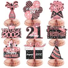 Ein Set mit 9 roségoldenen Tischdekorationen für Geburtstagspartys für 16-, 21-, 30-, 40-, 50-, 60-, 70- und 80-Jährige. Die Dekorationen können als Geburtstagsdekoration für Männer und als funkelnde Tischdekorationen für Frauen verwendet werden. Die Dekoration im Wabenstil ist die perfekte Ergänzung für Tischdekorationen für Geburtstagspartys und das beste Geschenk als Dekorationszubehör für Geburtstagspartys. - Rosenrot - Übersicht 3