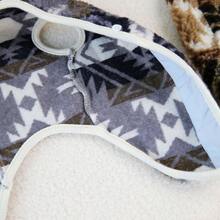 1件北歐風格棕色羊皮毛材質背開設計,雪花圖案保暖寵物馬甲,適用於9公斤以下的小狗/貓,室內/室外步行,防寒防脫毛 - 棕色 - 查看 7