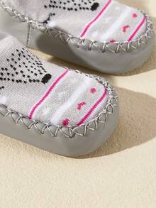 1 par Calcetines de bebé antideslizantes con diseño de dibujos animados y almohadillas de agarre para caminar en interiores de niños pequeños, prevención de caídas - Gris - Ver 2