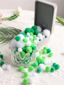 1包絨毛球用於禮品盒填充,聖誕節白色和綠色禮品盒裝飾柔軟球,禮品盒填充物