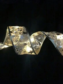 1個ins風格的聖誕屋形燈,帶有可愛的女孩形象,配有燈飾,用於聖誕裝飾