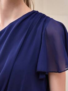 少女优雅不对称肩部荷叶边饰边雪纺连衣裙，下摆不对称，适合户外婚礼、伴娘、表演、派对、晚宴、宴会