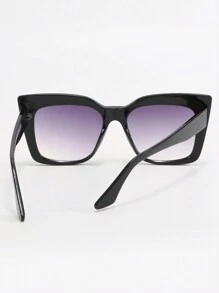 最新款猫眼大框女士太阳镜，个性时尚，复古又吸睛，适合海滩度假，是女士沙滩必备单品。这款太阳镜百搭实用，可搭配毛衣、牛仔裤、运动裤、连帽衫、外套、连衣裙和长袖衬衫，打造优雅造型，是家庭出游、旅行度假、夏季海滩度假、户外活动的理想之选。 - 黑色 - 查看 4