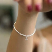 1 件全新简约密镶 A-Z 银色字母仿珍珠手链，适合女士派对 - 白色 - 查看 1