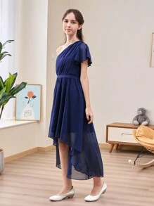 少女优雅不对称肩部荷叶边饰边雪纺连衣裙，下摆不对称，适合户外婚礼、伴娘、表演、派对、晚宴、宴会