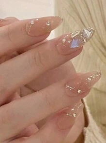 增添浪漫氣息的24支中長款杏仁美甲，配有透明冰沙、閃爍亮粉雕花的法式金色亮片條紋和鑽石，附帶1支果凍凝膠和一塊指甲擦海綿，全覆蓋式美甲套裝，非常適合派對、舞會、日常穿著。貼式美甲美容用品 - 彩色 - 查看 1