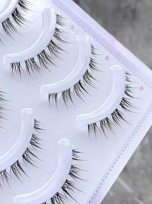5入組自然效果的假睫毛,尖端柔軟交錯狀,長度捲曲有立體感,綿羽般輕盈,透明薄感極細黑輕幼柄,可重複使用,適合日常穿著,通勤和攜帶,輕便,低過敏性,不刺激,能輕微加強睫毛的密度和長度,形成迷人眼眸而不顯得過於明顯 - 黑色 - 查看 3