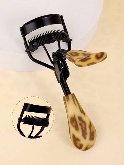 MONKIDS 1 cái kẹp uốn mi cầm tay có đệm silicon, 1 cái kẹp uốn mi màu đen có lược, tạo hình lâu trôi, nâng mi, làm to mắt, thích hợp cho trang điểm hàng ngày. Kẹp uốn mi, trang điểm, giá rẻ, trang trí phòng, bàn trang điểm, du lịch, phòng ngủ, phụ kiện trang điểm, kẹp uốn mi, giá rẻ, quà tặng Giáng sinh, dụng cụ trang điểm, đồ rẻ tiền, quà tặng, quà tặng cho phụ nữ, quà Giáng sinh, quà tặng khuyến mãi, du lịch, đồ rẻ tiền, đồ dùng cần thiết khi đi du lịch.