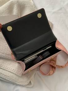 迷你链条装饰翻盖方形包 宽肩带斜挎包