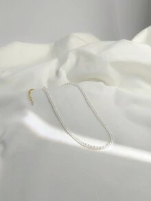 1條女士優雅細緻的白色珍珠項鍊,採用平滑光亮的925純銀製成,適合作為禮物和日常穿戴
