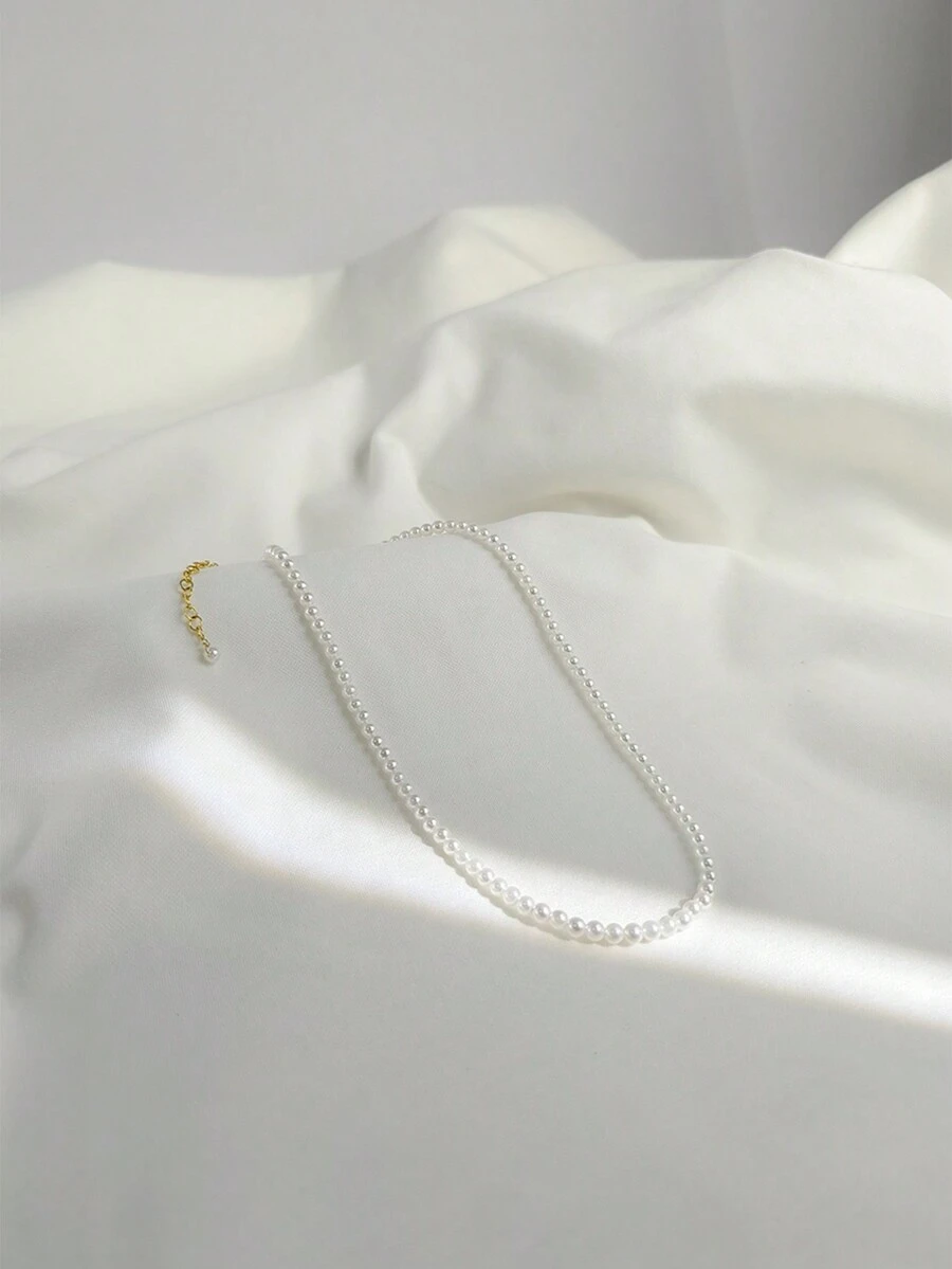 1條女士優雅細緻的白色珍珠項鍊,採用平滑光亮的925純銀製成,適合作為禮物和日常穿戴