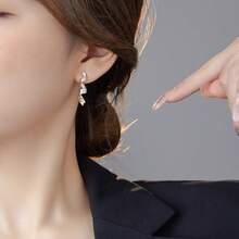 1對時尚925純銀長耳環,採用紋理緞帶設計,輕奢且獨特的金銀對比色,適合女性日常佩戴,秋季新品