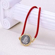 1入組可調節的紅繩手鍊,上面有聖本篤奬章