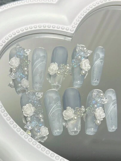10入組純手工製作的長棺形假指甲，淺藍色水晶蝴蝶，白色山茶花珍珠和鑽石鑲飾，配有精緻手繪線條，可拆卸，全覆蓋，適用於派對、舞會和日常穿著，按壓式設計可輕鬆重複使用，並配有1個果凍膠和1個指甲文件