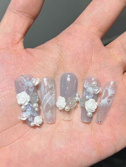 エクストラロング棺型付け爪10本、手描きライトブルーアイシークリスタルオーロラバタフライ、ホワイトカメリアパールラインストーン、ラインディテール、取り外し可能、エレガントなバレエデザイン、フルカバー、パーティー、ダンス、普段着に最適、接着剤で簡単に貼り付けられます。爪やすりも付属