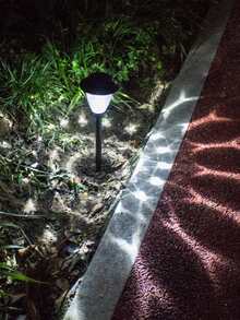 2入組太陽能戶外LED白色燈草坪燈,不銹鋼玻璃防水山水途徑,花園裝飾用品合適的適用於小路草地庭院(黑色白色燈,銀濃烈香調燈)