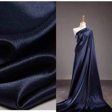 1片深藍色水晶緞布,高密度閃亮緞面具有水晶光澤和隨機珠緻紋理。適用於婚禮、西裝、大衣、連衣裙、服裝設計師、玩具和配件等。 - 深藍 - 查看 3