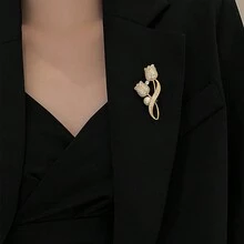 1只豪華的假珍珠和全鑽石裝飾茶花胸針,適合女性穿著