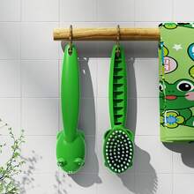 1只可愛的卡通蛙形柔性毛刷和鞋子清潔工具