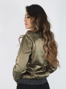 Chamarra bomber satín, cuello brilloso. - Verde militar - Ver 2