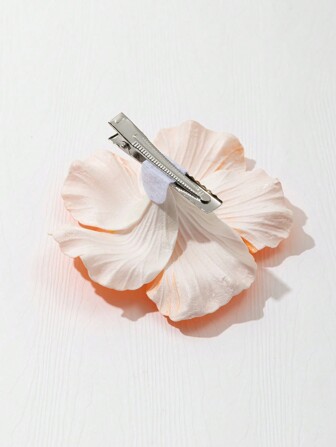 1个简约时尚女士仿真花朵发夹，适合节日、感恩节、波西米亚风、情人节等场合，也可作发夹、发卡、发饰，适合上学、度假等场合，是女士发饰的理想之选。