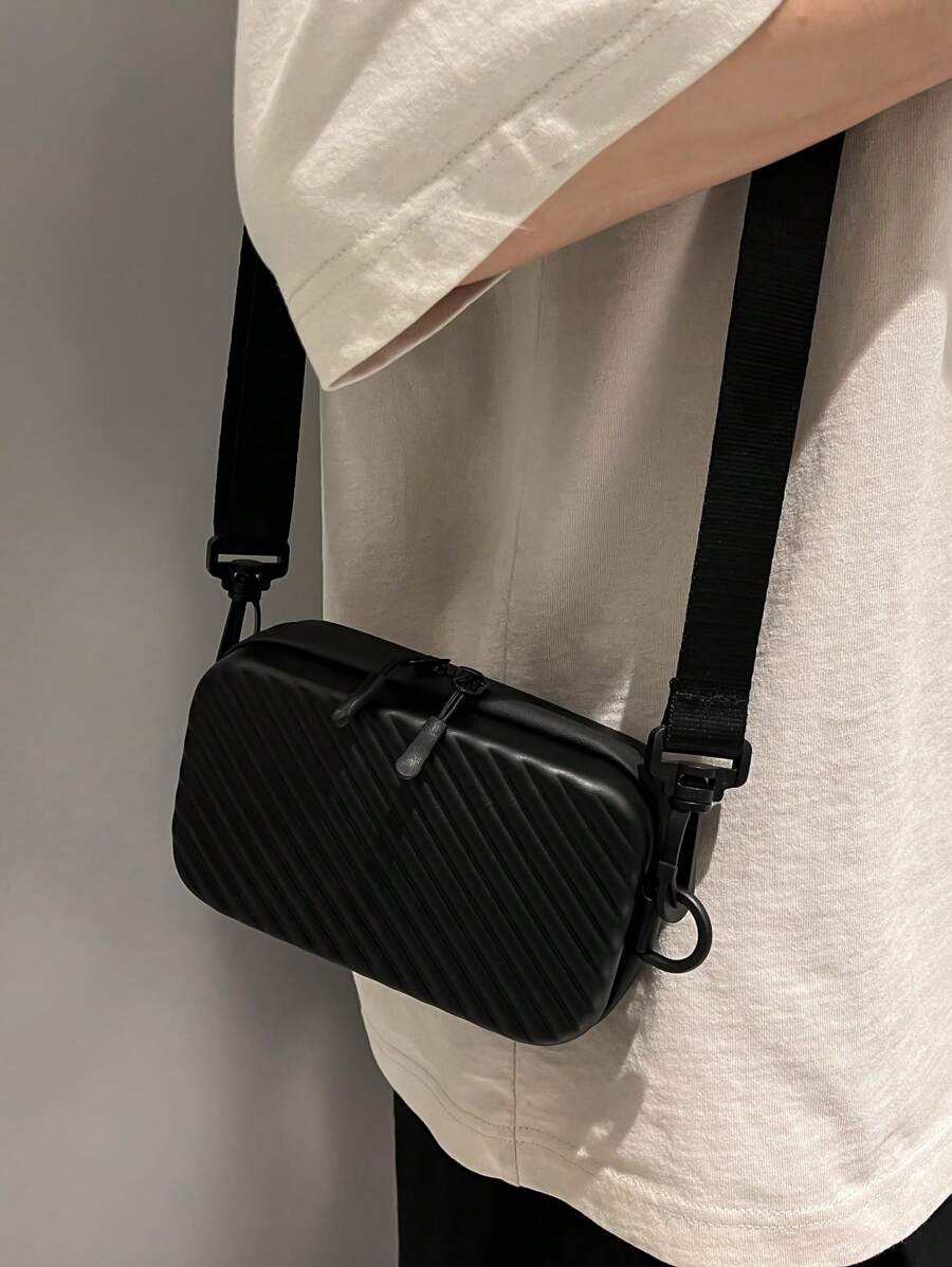 1 件黑色压印防水拉链 PU 皮包，时尚，适合日常使用、旅行、约会、男士礼物斜挎包单肩包侧包方形包节日旅行必需品通勤商务休闲户外商务男士夏季男士礼物大学包父亲节礼物新生书籍返校多功能宿舍大学男士单肩包男士包斜挎包侧包学生学校用品秋季信使包男士包圆筒包老钱万圣节圣诞礼物男士尖叫男士包男士包冬季