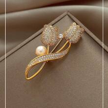 1只豪華的假珍珠和全鑽石裝飾茶花胸針,適合女性穿著