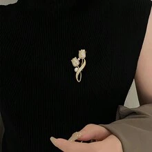 1只豪華的假珍珠和全鑽石裝飾茶花胸針,適合女性穿著