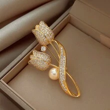 1只豪華的假珍珠和全鑽石裝飾茶花胸針,適合女性穿著