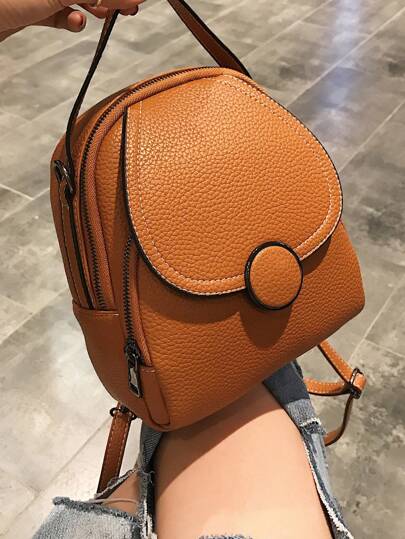 1個實用的棕色純色背包,裝飾有金屬飾品,拉鍊關閉設計,可調節肩帶和斜跨背帶,由pu材料製成,適合休閒、旅行、節日、約會和禮品贈送